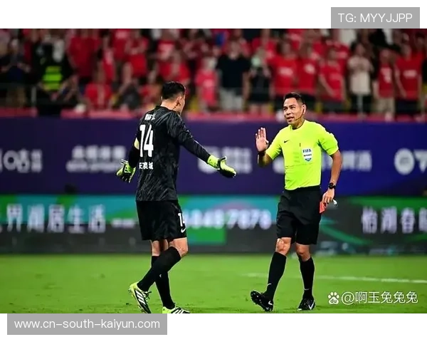 主裁判出示红牌,VAR复核后降为黄牌 主裁判出示红牌,VAR复核后降为黄牌